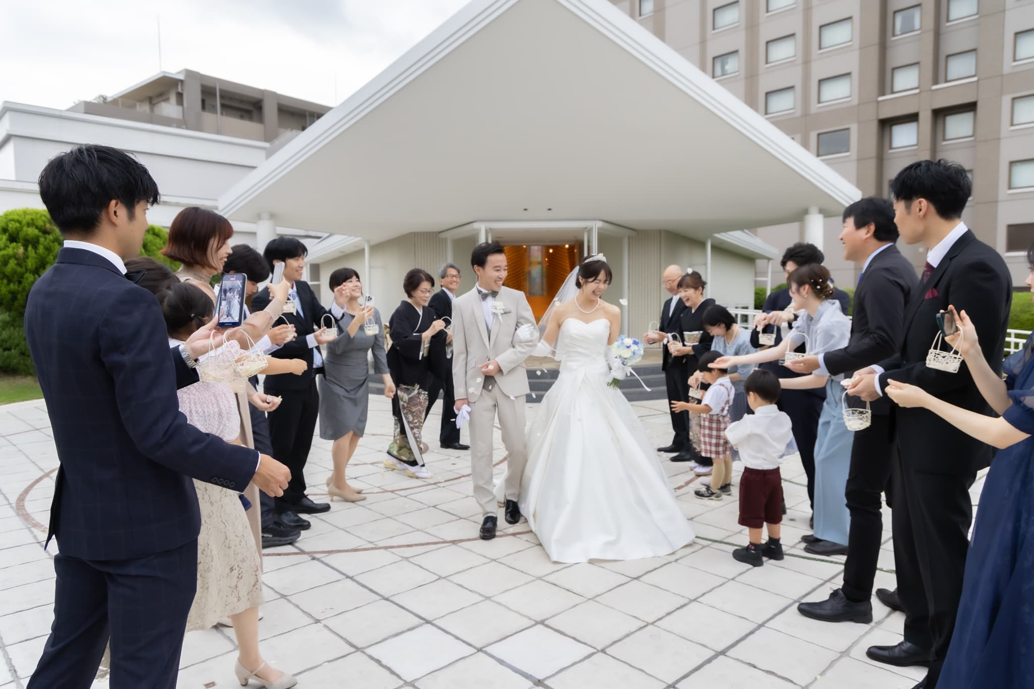 祝福の中で歩き出す、おふたりの新しい一歩